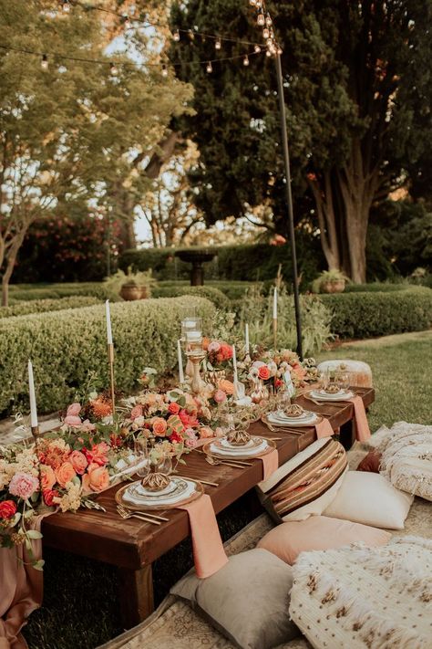 Whimsy Soul wedding. Kara Harms, San Francisco style blogger's real-life outdoor whimsical wedding in the Wisconsin woods in September. Boho Garden Party, Backyard Dinner Party, Picnic Dinner, Picnic Birthday Party, Outdoor Dinner Parties, Backyard Picnic, Backyard Birthday, Picnic Inspiration, Picnic Decorations