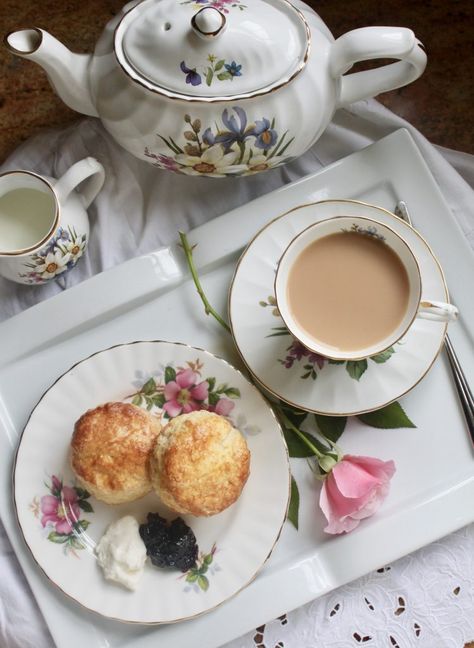 afternoon tea scones with tea Afternoon Tea Scones, Princess Lessons, Tea Scones, English Scones, British Tea, Chocolate Caliente, Scone Recipe, A Cup Of Tea, Floral Tea