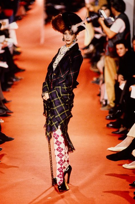 Vivienne Westwood Fall 1993, Vivienne Westwood Punk, Gordon Tartan, Vivienne Westwood Fashion, Andreas Kronthaler, Runway Fashion Couture, Christian Dior Haute Couture, Chanel Haute Couture, Christy Turlington