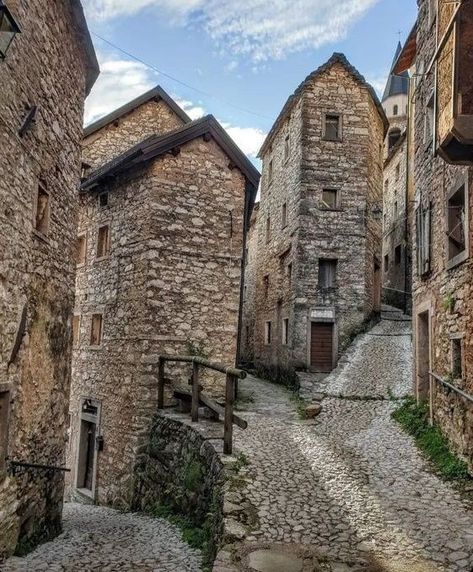 Quirky Buildings, Ruins Architecture, Stone Cottages, Stone Town, Old Stone Houses, Stone Architecture, Historic Architecture, House On The Rock, Fantasy Places