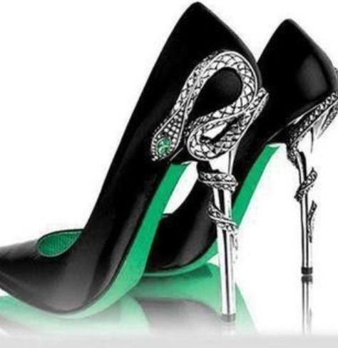 Ven's heels she wears to Grundy's Fashion Show in book 1! Matches the "Jungle Dress." Green heels with silver snake- sssstunning Slytherin Shoes, Slytherin Clothes, Slytherin Outfit, Slytherin Fashion, Stile Harry Potter, Hak Tinggi, Harry Potter Outfits, Green Heels, Prom Heels