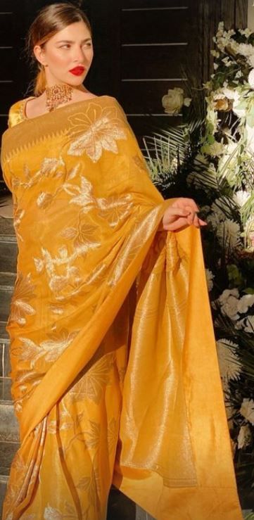 Naimal Khawar wore beautiful Mustard Yellow Saree by Faiza Saqlain on sister Fiza Khawar Mayon Ceremony. Fiza Khawar, Naimal Khawar, Faiza Saqlain, Yellow Wedding Dress, Saree Wearing Styles, Saree Wearing, Yellow Saree, Saree Designs Party Wear, Saree Trends