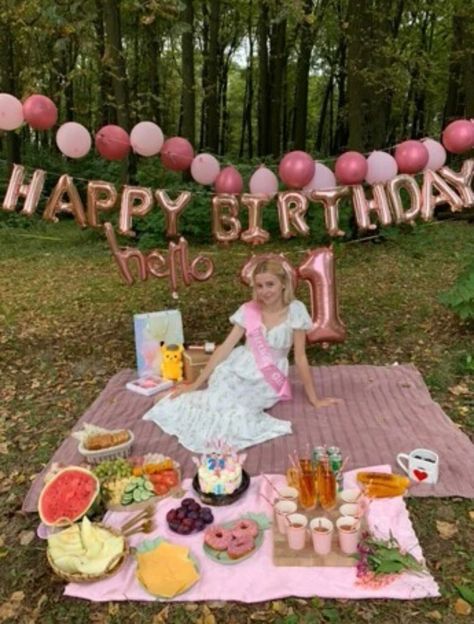 Cute Picnic Birthday Ideas, Picnic Aesthetic Cumpleaños, Picnic Birthday Party Aesthetic, Picnic Rosa, Beach Dinner Parties, Picnic Photo Shoot, Picnic Planning, Picnic Birthday Party, Park Birthday