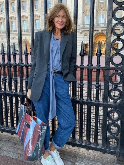 This Over-40 French Woman Is My New Style Inspiration Italian Street Fashion, Moda Over 40, Italian Street, Stylish Outfits For Women Over 50, French Women Style, Best Casual Outfits, Parisian Chic Style, French Street Fashion, Ageless Style