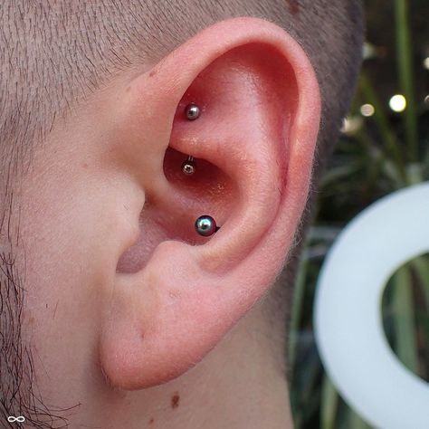 Rook Piercing Daith Piercing Men, Cartilage Piercing Men, Mens Hairstyles Curly, Men's Piercings, Waist Trainer Workout, Piercing Inspo, Piercings For Girls, Cool Piercings, Forward Helix