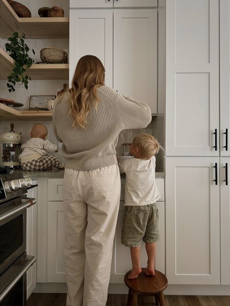 Baking with babies inspo aesthetic baby toddler fall cottage core October neutrals sweater weather toddler brothers motherhood Surfergirl Style, Portret Feminin, Jennifer Jareau, Lev Livet, Moms Goals, Future Mommy, Life Vision Board, Dream Family, Future Mom