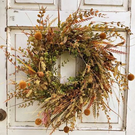 a super textural fall wreath with twigs, fall foliage, billy balls, grasses and some wildflowers is a cool fall decoration White Mesh Wreath, Twig Wreaths, Diy Wreath Bow, Billy Balls, Wildflower Wreath, Fall Door Decorations, Twig Wreath, Faux Pumpkins, Fall Garland