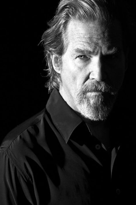 the tools greg gorman uses to turn his celebrity portraits into fine art jeff bridges Low Key Portraits, Foto Portrait, Jeff Bridges, Portrait Photography Men, Portrait Lighting, Nikon D7000, Men Photography, Foto Tips, Business Portrait