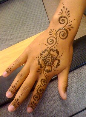 Henna Designs Simple Front Hand, Mom Inspired Tattoos, Flower Henna Designs, Cute Henna Designs, Cute Henna Tattoos, Tattoos Henna, Henna Style Tattoos, Jagua Henna, Henna Inspo