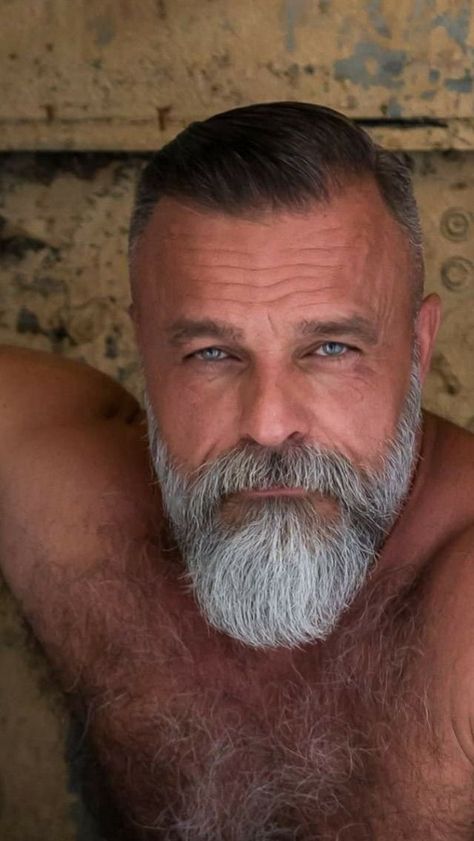 Sexy men Barba Hipster, Barba Grande, Old Man Pictures, Older Mens Hairstyles, Man With A Beard, Mustache Styles, Mens Hairstyles Medium, Grey Beards, Handsome Older Men