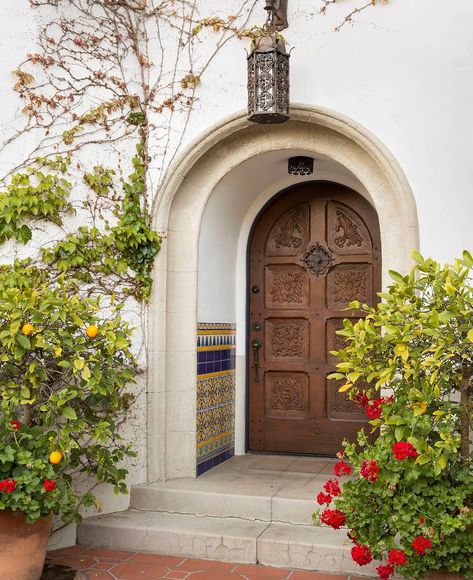 Spanish Hacienda, Front Door Styles, Colonial Style Homes, Wooden Front Doors, Mexican Home, Spanish Style Home, Casas Coloniales, Spanish Style Homes, Hacienda Style