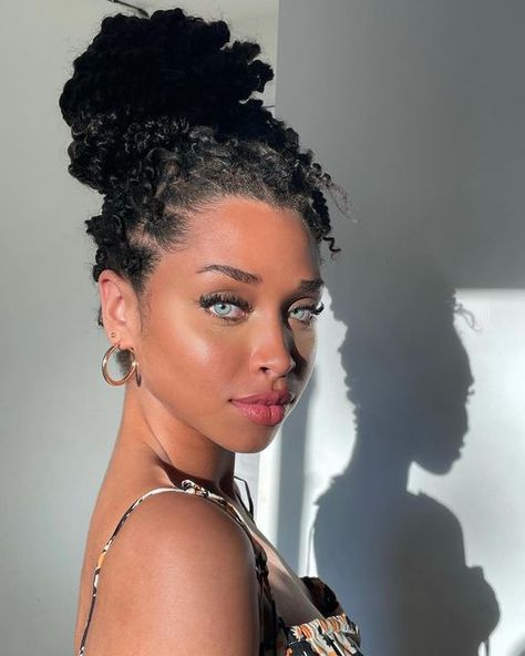 Idania 🦋 on Instagram: "xo" Woman Faceclaim, 4c Natural Hair, Handbag Essentials, V Cute, Afro Girl, Aesthetic Eyes, Interesting Faces, Afro Hairstyles, Beautiful Eyes