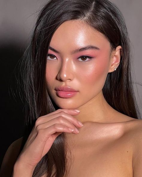 Monochromatic Makeup Looks, Y2k Makeup Looks, Simple Eyeshadow Looks, Monochromatic Makeup, Asian Makeup Tutorials, Festival Make Up, Pink Eyeshadow Look, Cute Eyeshadow Looks, Peach Makeup