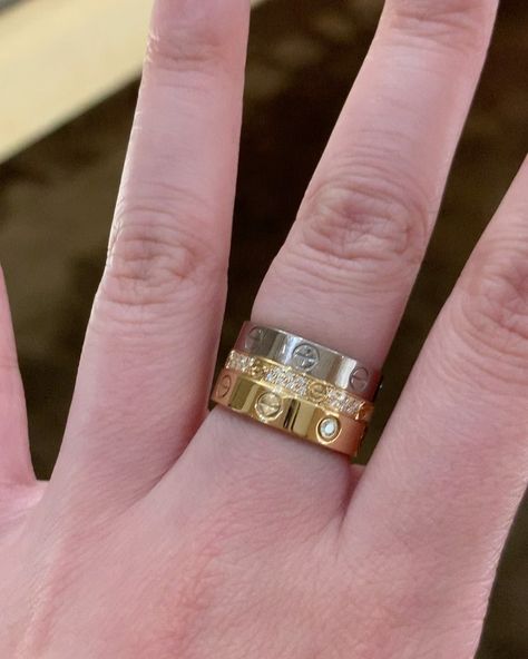 heykimlin ✨ on Instagram: “PAVÉ ALL DAY EVERYDAY✨😌 #cartier #cartierlove #cartierlovering #cartierpave #loveringpave #cartierdiamond #yellowgold #whitegold #loveringstack #lovestack #cartierstack Ring Stack Cartier, Wedding Ring Stack, Stacked Rings, Cartier Love Ring, Fashion Minimal, Elle Woods, All Day Everyday, Cartier Jewelry, Ring Stack