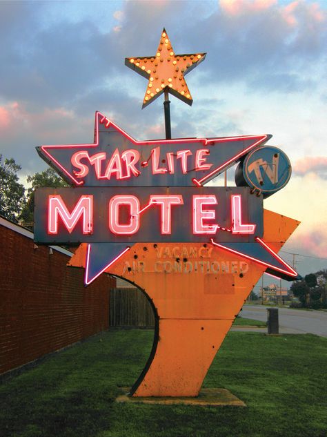 Photographer Nick Freeman pays tribute to 135 of the Chicago area's famous—and not-so-famous—neon signs. Old Motel, Old Neon Signs, Retro Signage, Motel Sign, Googie Architecture, Contemporary Oil Paintings, Ghost Signs, Vintage Neon Signs, Retro Sign