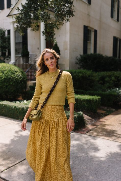 Mustard Sweater Outfit Fall, Julia Berolzheimer Outfits, Warm Tone Outfits, Yellow Skirt Outfits, Autumn Tones, Outfit Inspiration Women, Bottega Veneta Bag, Julia Berolzheimer, Ladylike Style