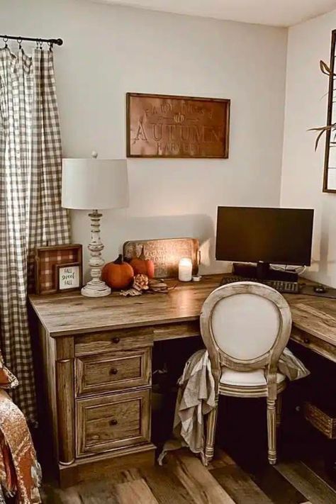 When it comes to fall decor, you shouldn’t leave any surface unturned. It’s the best time of the year, and I don’t care who knows it. Whether you have a study desk, a work from home office or a corporate space that’s in need of a touch of fall, these 15 fall desk decorating ideas will deliver a cute, cozy and inviting feel for every work session. Continue >> Home Office Desk Ideas, Decorating Home Office, Office Desk Ideas, Dried Foliage, Foliage Wreath, Uk Homes, Chic Interior, Modern Home Office, Chic Office