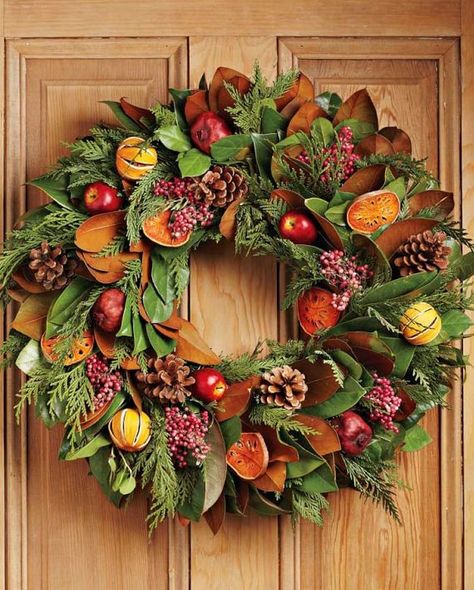 Williamsburg Christmas Wreath, Colonial Williamsburg Christmas Wreaths, Royal Family Christmas, Victorian Wreath, Navidad Natural, Williamsburg Christmas, Elegant Fall Wreaths, Holiday Fruit, Living Wreath