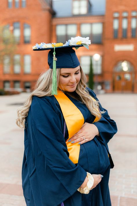 Graduation Maternity Pictures, Maternity Graduation Photos, Pregnant Graduation Pictures, Academic Regalia, Graduation Dress College, Grad Poses, Masters Graduation, Maternity Picture, Graduation Pics