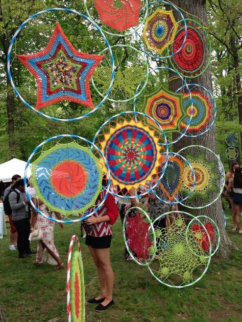 Hula Hoop Weaving, Deco Nature, Collaborative Art, Crochet Mandala, Outdoor Art, Diy Easy, Hoop Art, Teaching Art, Yarn Art