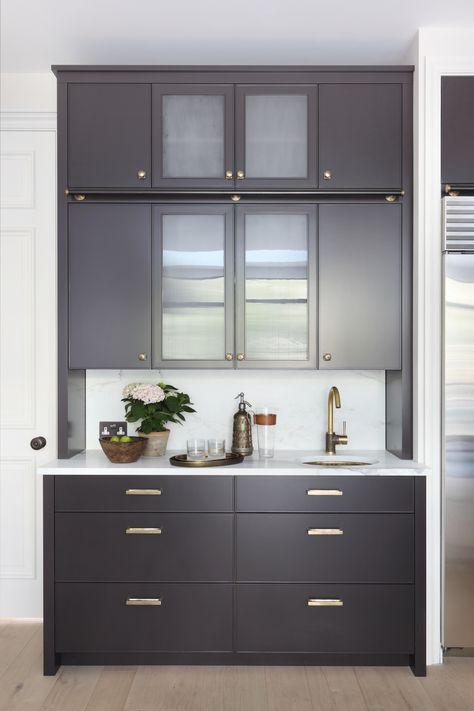 This is our contemporary take on the traditional dresser in our client’s London kitchen. The joinery is painted in Farrow and Ball’s Tanner brown. The reeded glass in the central dresser panels was added to soften the solid dresser whilst still concealing the contents behind. Kitchen Dresser Ideas, Modern Kitchen Dresser, Traditional Dresser, Dresser Ideas, Kitchen Dresser, London Kitchen, Bespoke Kitchen, Mid Century Modern Kitchen, Kitchen Views