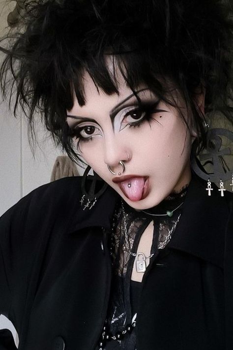 a portrait of a young, goth woman with dramatic makeup and outfit Tras Goth Makeup, Alt Prom Makeup, Goth Hairstyle, Alt Culture, Goth Hairstyles, Trad Goth Makeup, Goth Eye Makeup, Graveyard Scene, Rock Makeup