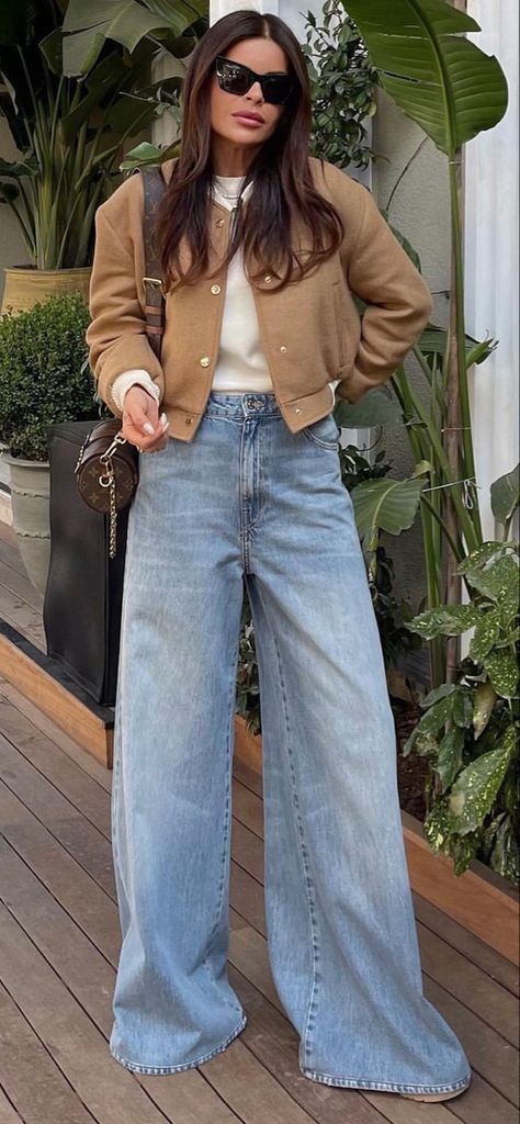 Denim Street Style 2023, California Street Style, Street Style 2023, Flare Jeans Style, Nyc Outfits, Denim Street Style, Style 2023, Denim Trends, Spring Street Style