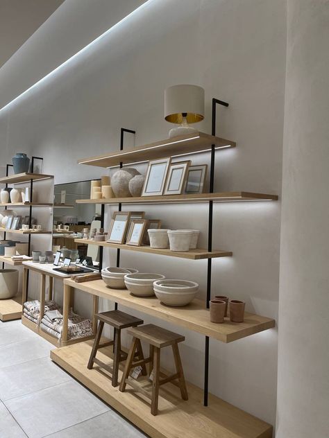 Scandinavian Retail Design, Mini Mart Interior Design, Boutique Shelving Ideas, Gift Store Design, Boutique Shelving, Creative Retail Display, Interior Design Office Space, Workshop Furniture, Home Design Store