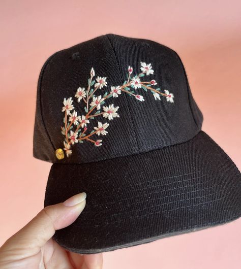 Hat Embroidery Ideas, Embroidered Hats Ideas, Embroidery Hoop Art Tutorial, Cute Baseball Hats, Tutorial Embroidery, Bone Bordado, Hats Ideas, Embroidery Patterns Flowers, Cap Embroidery