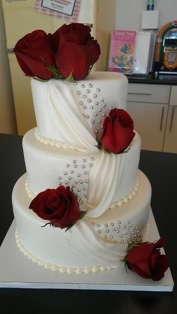 Cake Minimalist, Wedding Cake Videos, Cake Roses, Burgundy Wedding Cake, Extravagant Wedding Cakes, Wedding Anniversary Cakes, Wedding Cake Pictures, Wedding Cake Roses, Classic Wedding Cake