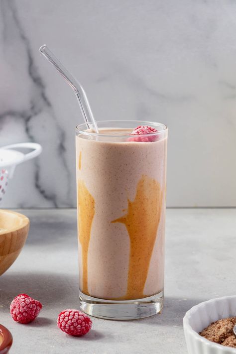 Only 7 ingredients and less than 10 minutes to make, this is my current go-to smoothie. 100 Grams Of Protein, Protein A Day, Healthy High Protein Snacks, Brain Boosting Foods, Protein Shake Smoothie, Protein Dinner, Nutrition Drinks, Raspberry Smoothie, Eat In A Day