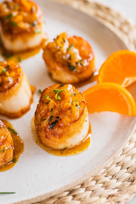 Perfect Seared Scallops with Citrus Butter - Le Petit Eats April Recipes, Scallop Appetizer, Citrus Butter, Clementine Recipes, Scallops Salad, How To Cook Scallops, Scallop Dishes, Coconut Curry Sauce, Pan Seared Scallops