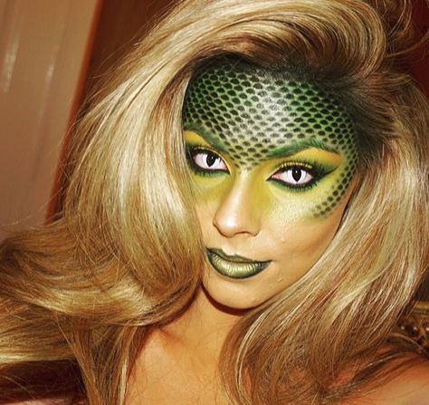 Sexy reptile makeup Reptile Makeup, Alien Make-up, Medusa Halloween Costume, Snake Costume, Dragon Makeup, Alien Makeup, Animal Makeup, Creepy Halloween Makeup, Cute Halloween Makeup