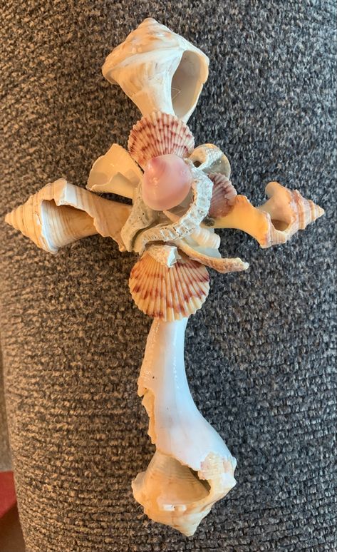 Seashell Cross, Seashell Art Diy, Seashell Christmas Ornaments, Beach Themed Crafts, Beach Christmas Ornaments, Diy Beach Decor, Seashell Projects, Seashell Wall Art, Sea Crafts