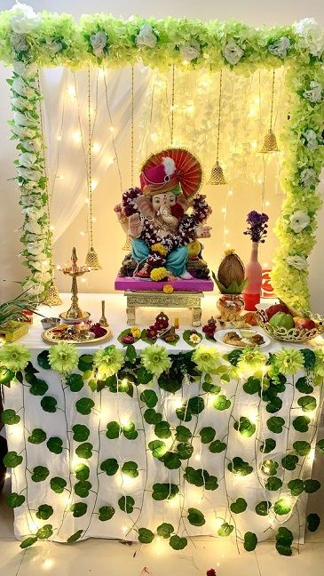 Diy Ganesh Mandap Decoration Backdrop For Mandir, Diy Backdrop For Puja, Ganpati Decoration At Home 2023, Ganpati Makar Decorations, Decoration With Flowers For Pooja, Puja Backdrop Decor, Diy Ganpati Decoration Ideas For Home, Home Temple Decoration Ideas, Ganesh Ji Decoration At Home