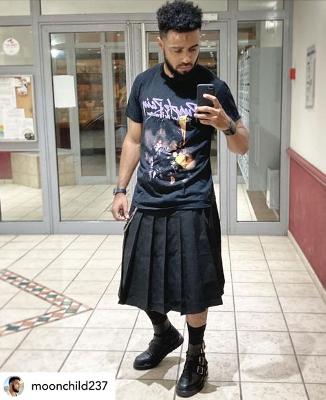 Men Skirts Fashion, Man In Skirt Outfit, Men Skirt Outfits, Men In Skirts Fashion, Queer Fashion Feminine, Male Skirt, Mens Skirt, Queer Fashion Guys, Men's Skirts