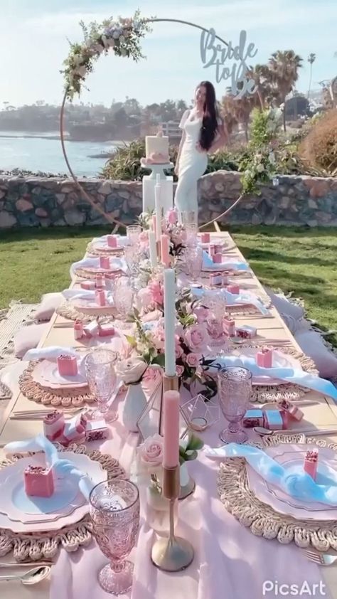 Boho High Tea Party, Bridal Party Dinner Ideas, Dinner Party Apps Appetizer Ideas, Classy Table Centerpieces, Bridal Shower Picnic Decor, Small Backyard Bridal Shower Ideas, Pink Boho Picnic, Romantic Party Ideas, Bridal Shower Backyard Ideas