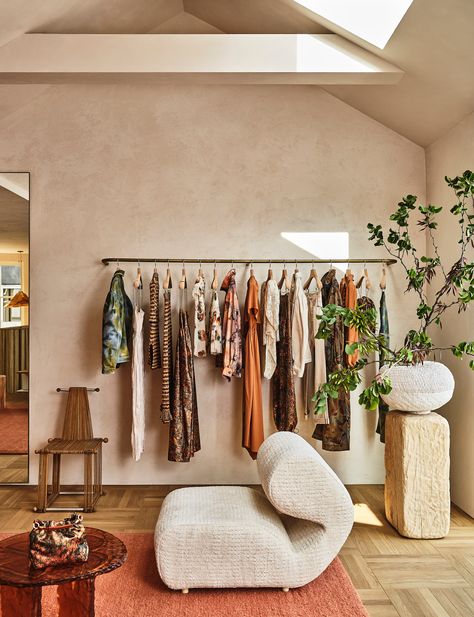 Ulla Johnson Store, Dressing Room Design Retail, Small Boutique Interior Design Clothing, Fashion Show Room Interior Design, Retail Bag Display, High End Boutique Interior Design, Merchandising Displays Clothing, Decor Shop Clothing, Cloth Showroom Interior