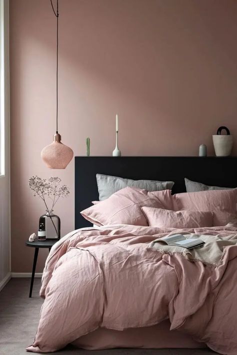 Revamp your bedroom into a bold and stylish sanctuary with these 25 Edgy and Chic Pink and Black Bedroom Ideas. This collection showcases how to blend the softness of pink with the boldness of black to create a space that's both daring and elegant. Discover ways to incorporate geometric patterns, sleek furniture, and contemporary decor to bring this dynamic color duo to life. Whether you're aiming for a sophisticated, modern look or a quirky, punk-inspired vibe. Light Pink Bedding, Dusky Pink Bedroom, Pink Bookshelves, Dusty Pink Bedroom, Girly Pink Bedroom, Pink Nightstands, Pink Bedroom Walls, Colorful Bedroom Decor, Pink Bedroom Design