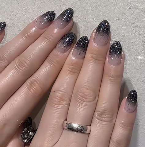 Nails For Black Gown, Black Glitter Nails Ombre, Glitter Gradation Nails, Dark Glitter Nails, Black And Silver Nail Designs, Sparkly Black Nails, Gradation Nail, Black Ombre Nails, Gradation Nails