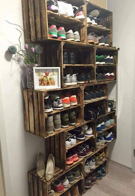 Use old wood crates and make a hanging shoe closet! (source unknown)#shoes #diy Rak Sepatu Diy, Diy Shoe Rack, Storage Tips, Diy Casa, غرفة ملابس, Room Storage, Storage Diy, Pallet Furniture, Design Case