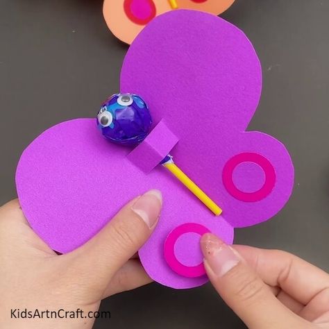 Cute Butterfly Lollipop Packing Ideas For Beginners Check more at https://www.kidsartncraft.com/butterfly-lollipop-tutorial/ Butterfly Lollipop, Packing Ideas, Cute Butterfly, Lollipop, Origami, Easter, Quick Saves