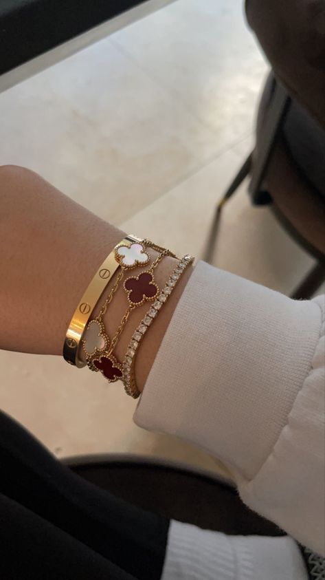 Van Cleef And Arpels Jewelry, Expensive Jewelry Luxury, Luxury Jewelry Brands, Wrist Jewelry, Luxe Jewelry, Jewelry Accessories Ideas, Girly Accessories, Classy Jewelry, Expensive Jewelry