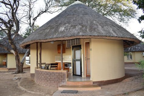 Round House Plans, House Plans South Africa, Hut House, Aesthetic Interior Design, Bamboo House Design, African House, Thatched House, Mud House, Small Cottage Homes