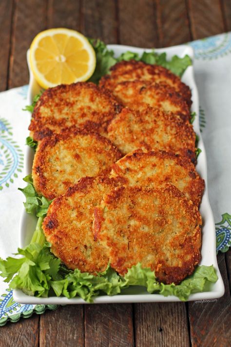 Tuna Cakes Easy, Tuna Cakes Recipe, Baked Tuna, Filet Mignon Chorizo, Tuna Fish Cakes, Tuna Patties Recipes, Tuna Fish Recipes, Emily Bites, Tuna Patties