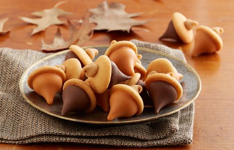 Welcome fall to the table with this simple candy centerpiece. See how to make HERSHEY'S KISSES Acorn Treats here. Acorn Treats, Acorn Cookies, Seasonal Desserts, Thanksgiving Treats, Wafer Cookies, Crunchy Cookies, Butterscotch Chips, Reeses Peanut Butter, Vanilla Wafers