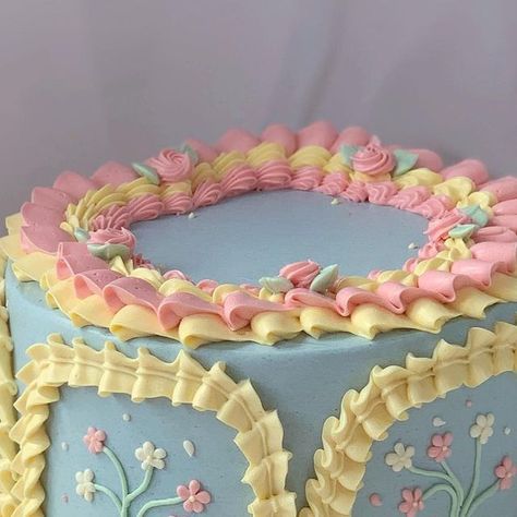 April’s Baker on Instagram: "Frilly arches and vintage florals💐" Pastel Flower Cake, Vintage Cake Decorating, Vintage Birthday Cakes, London Cake, Cake Aesthetic, Sweet 16 Cakes, Aesthetic Preppy, Vintage Florals, Fake Cake