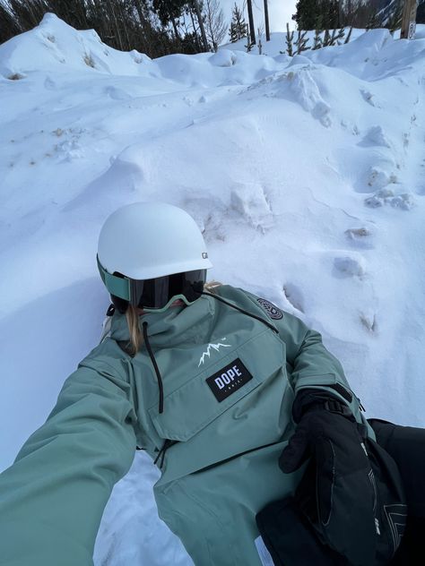 Dope Snow Outfits, Dope Snowboard Outfit, Snowboarding Outfit Aesthetic, Cool Snowboarding Outfit, Snowboard Fits, Granola Girl Winter, Winter Ski Outfit, Ski Jacket Outfit, Snow Outfit Inspo