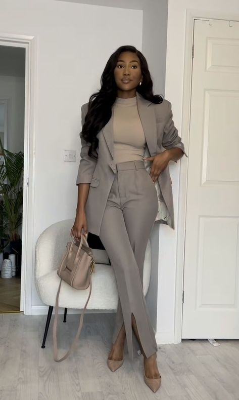 Black Business Women Outfits, Business Conservative Outfit, Office Babe Outfits, Brown Professional Outfit, Black Work Outfits Women Office Wear, Executive Interview Outfit Women, Winter Office Outfits Black Women, Reporter Outfits Women, Black Women Corporate Fashion