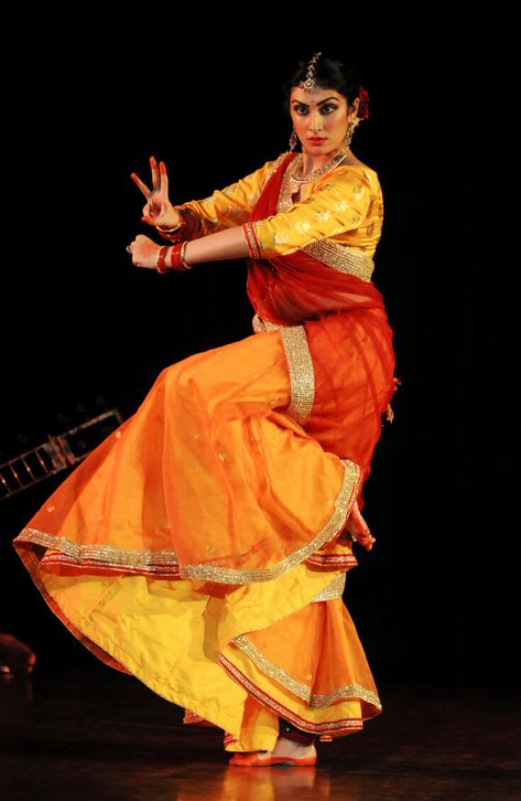 North Indian Culture-Kathak Dance Birju Maharaj, Kathak Costume, Dance Classical, Indian Dances, Indian Tourism, Indian Classical Dancer, Bharatanatyam Poses, Kathak Dance, Dancing Pose